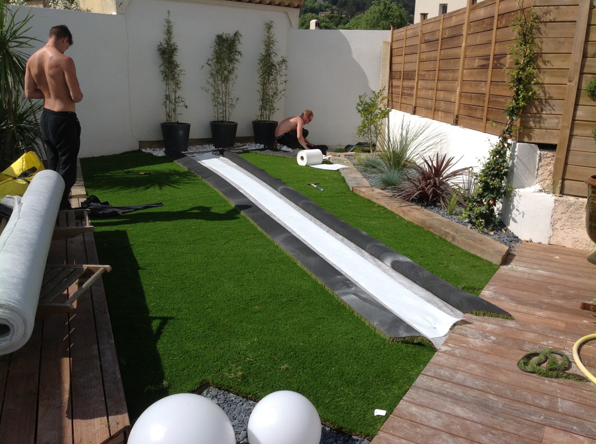 Mise en place de la bande de pontage lors de l'installation d'un gazon synthétique à Aix en Provence